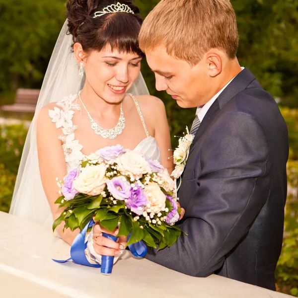 Bride and groom outdoor wedding portraits — Stock Photo, Image