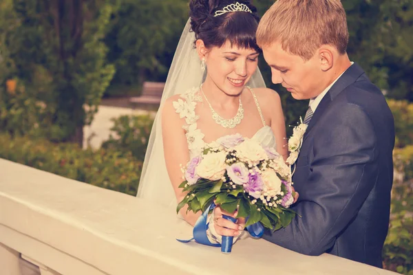 Gelin ve damat açık hava düğün Portreler — Stok fotoğraf