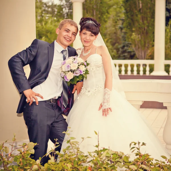 Bride and groom outdoor wedding portraits — Stock Photo, Image