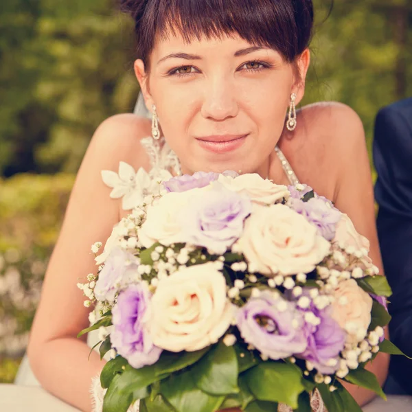 Portret van een mooie glimlachende bruid — Stockfoto