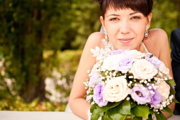 Porträt einer schönen lächelnden Braut — Stockfoto