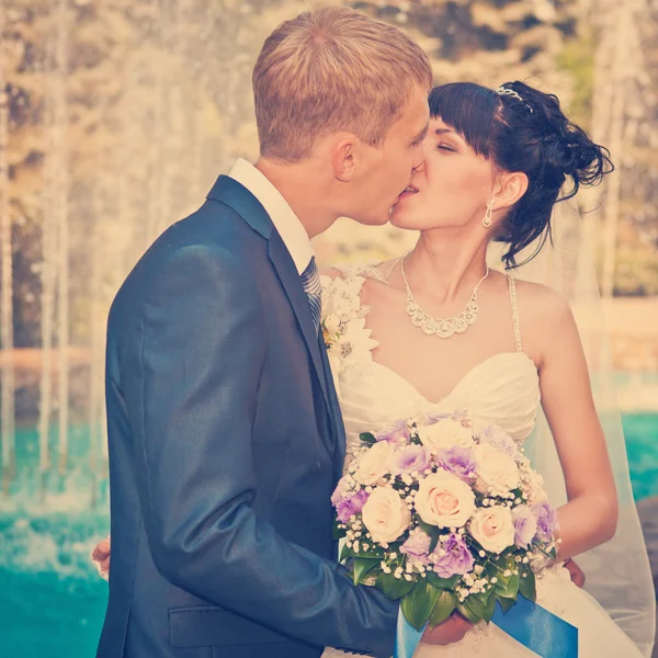 Nevěsta a ženich venkovní svatební portréty — Stock fotografie