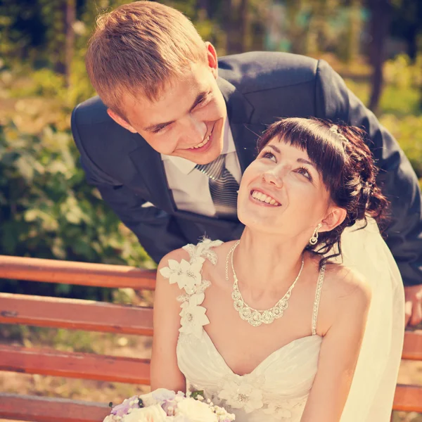 Bruden och brudgummen utomhus bröllop porträtt — Stockfoto