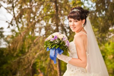 Gülümseyen güzel bir gelinin portresi