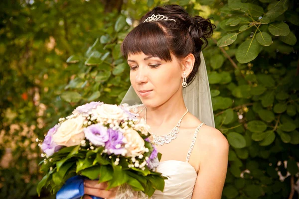 Retrato de una hermosa novia sonriente —  Fotos de Stock