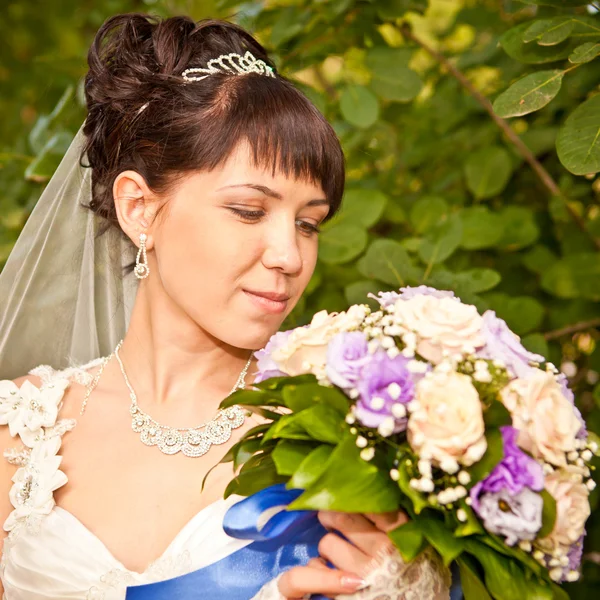 Gülümseyen güzel bir gelinin portresi — Stok fotoğraf