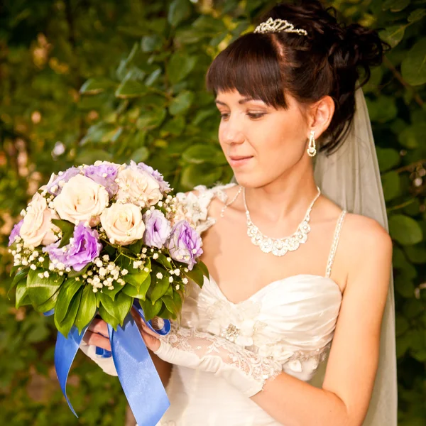 Retrato de una hermosa novia sonriente —  Fotos de Stock