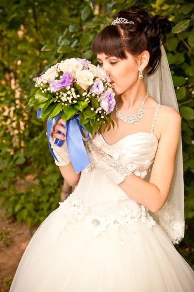 Retrato de una hermosa novia sonriente —  Fotos de Stock