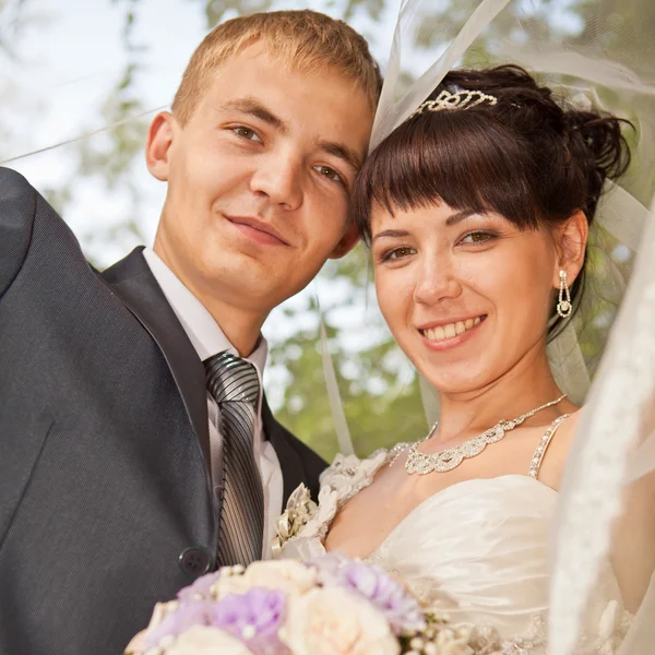Junges Hochzeitspaar - frisch vermählter Bräutigam und Braut posieren — Stockfoto