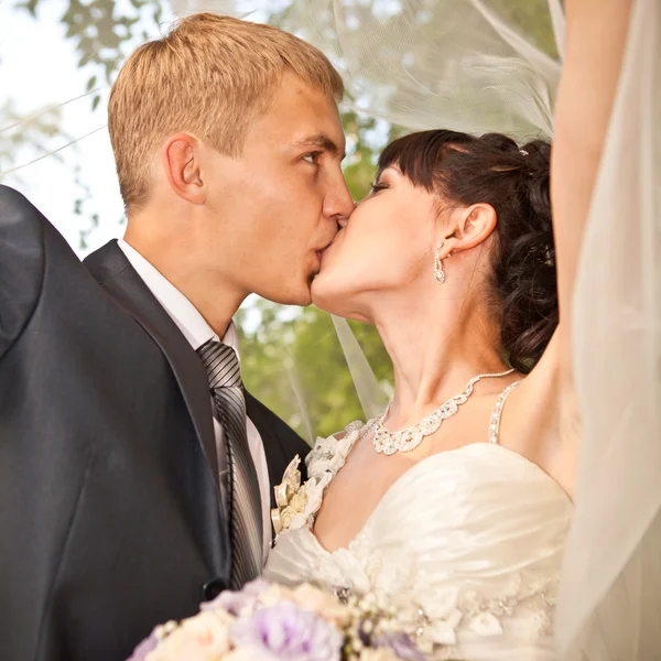 Junges Hochzeitspaar - frisch vermählter Bräutigam und Braut posieren — Stockfoto