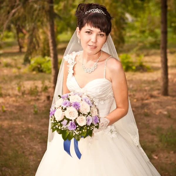 Retrato de una hermosa novia sonriente —  Fotos de Stock