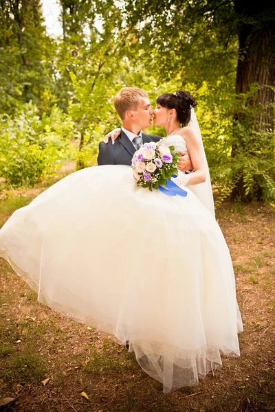 Happy young bride and groom on their wedding day — Stock Photo, Image