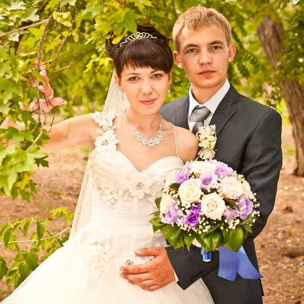 Felice giovane sposa e sposo il giorno del loro matrimonio — Foto Stock