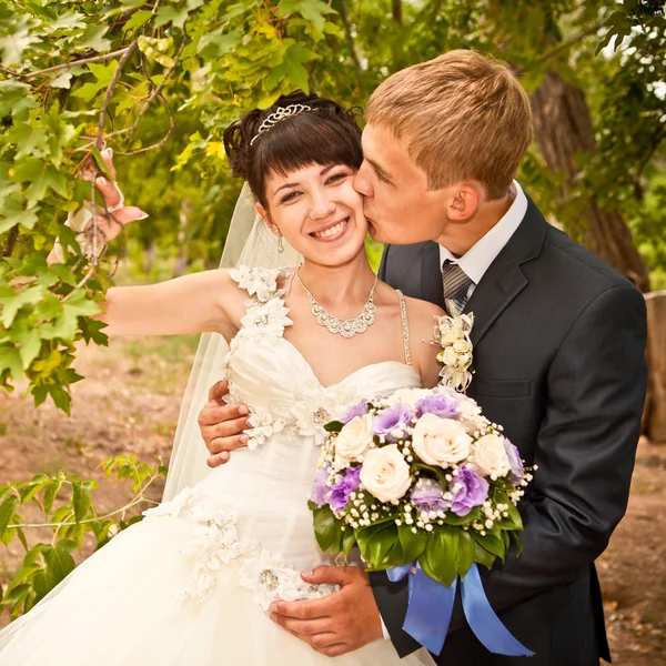 Joyeux jeune marié et jeune mariée le jour de leur mariage — Photo