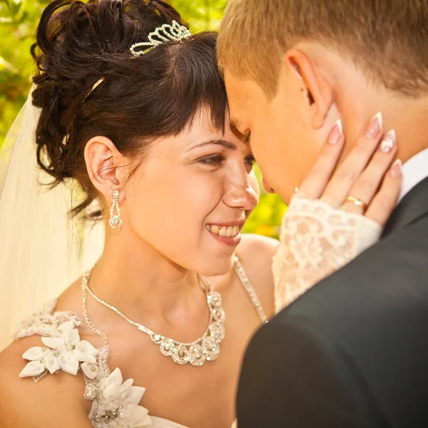 Glada unga bruden och brudgummen på deras bröllopsdag — Stockfoto