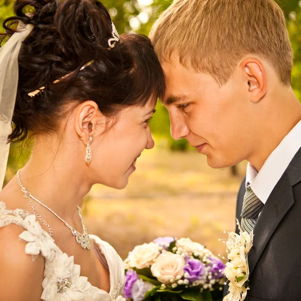 Glückliche junge Braut und Bräutigam am Hochzeitstag — Stockfoto