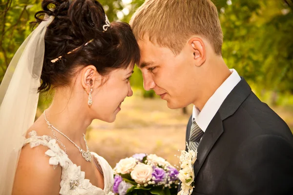 Felice giovane sposa e sposo il giorno del loro matrimonio — Foto Stock