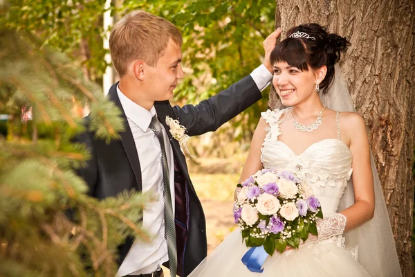 Felice giovane sposa e sposo il giorno del loro matrimonio — Foto Stock