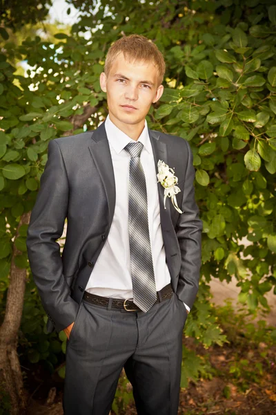 Retrato de noivo em um parque em um dia de casamento — Fotografia de Stock