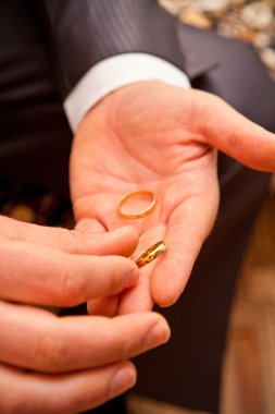 damat nikah yüzüğü elini tutar.