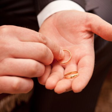 damat nikah yüzüğü elini tutar.