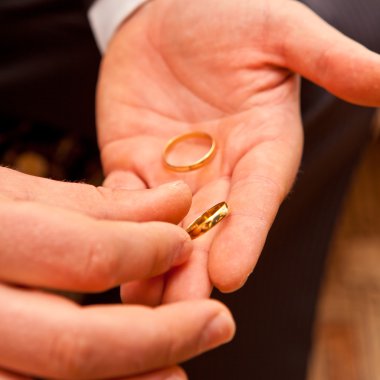 damat nikah yüzüğü elini tutar.