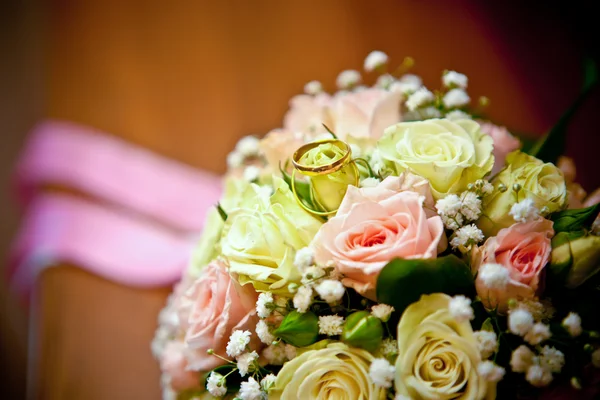 Wedding rings on a bouquet — Stock Photo, Image