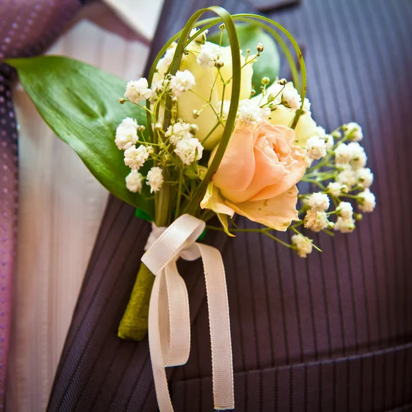 Onun ceket yaka düğün çiçeği — Stok fotoğraf