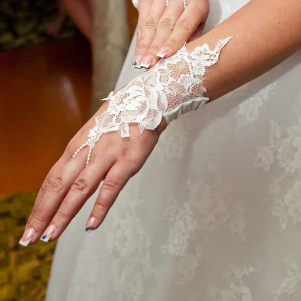Невеста настраивает перчатки. — стоковое фото