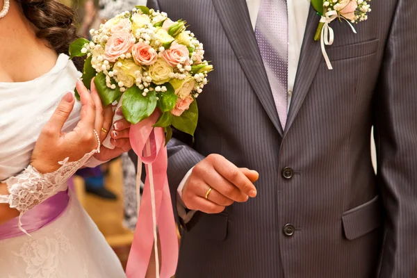 Bruidegom pasgetrouwden draagt ring bruid op een bruidspaar — Stockfoto