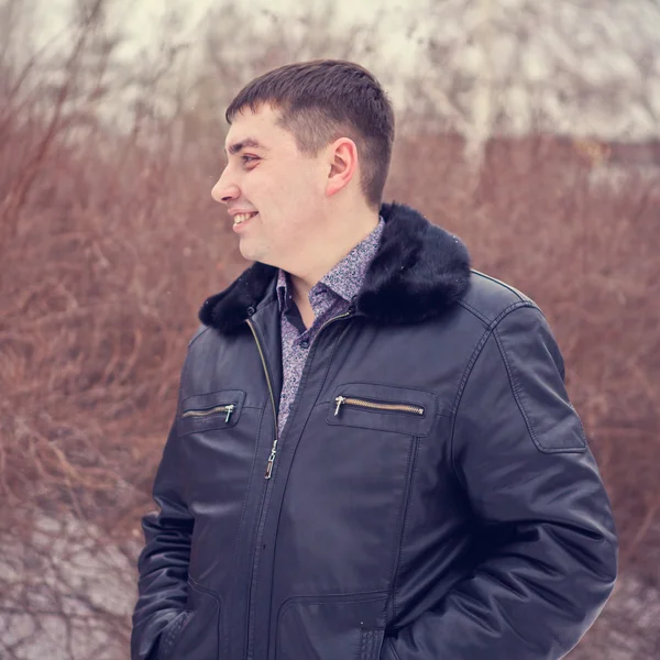 Portret van een jongeman in een winterbos — Stockfoto