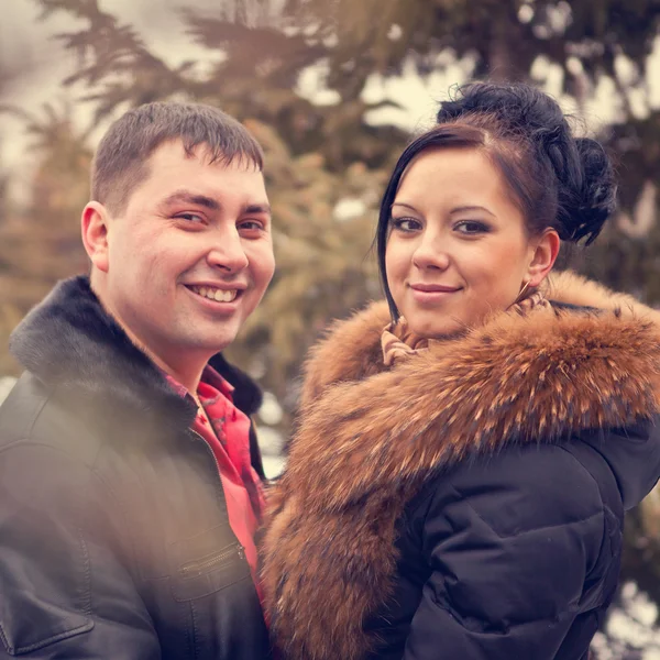 Retrato de una joven pareja amorosa en el bosque de invierno —  Fotos de Stock