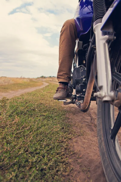 Perna homens em uma motocicleta close-up — Fotografia de Stock