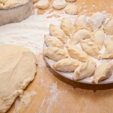 Masanın üzerine çiğ köfte