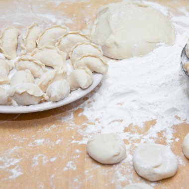 Masanın üzerine çiğ köfte