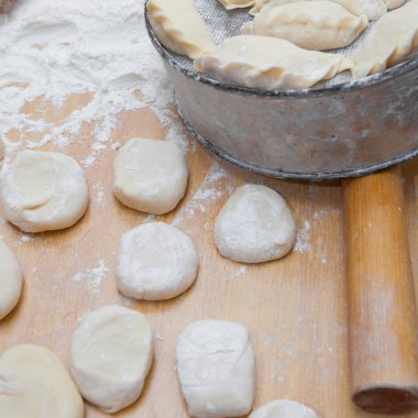 Masanın üzerine çiğ köfte