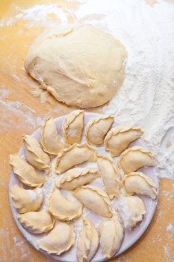 Masanın üzerine çiğ köfte