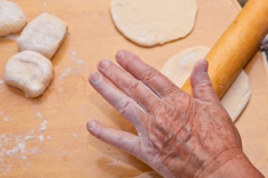 Kadın hamuru çıkarıyor.