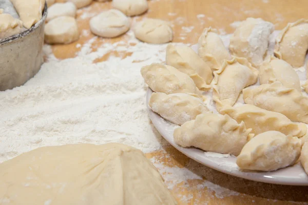 Uncooked dumplings on the table — Stock Photo, Image