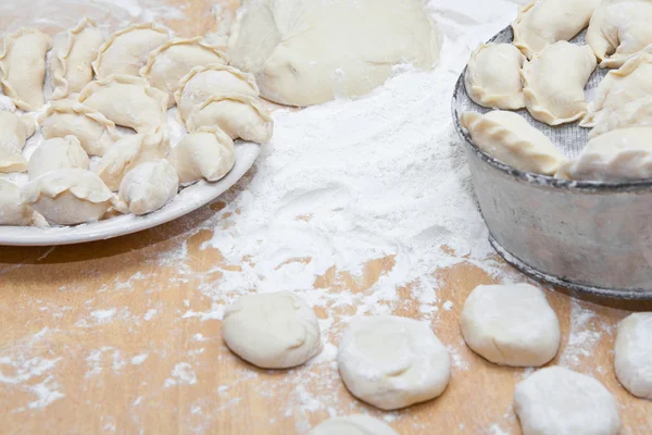 Uncooked dumplings on the table — Stock Photo, Image