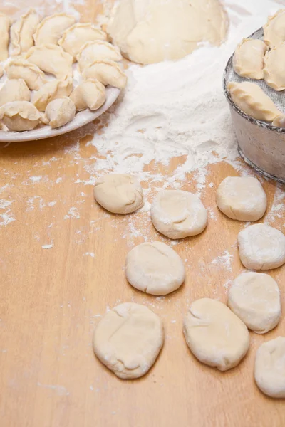 Uncooked dumplings on the table — Stock Photo, Image