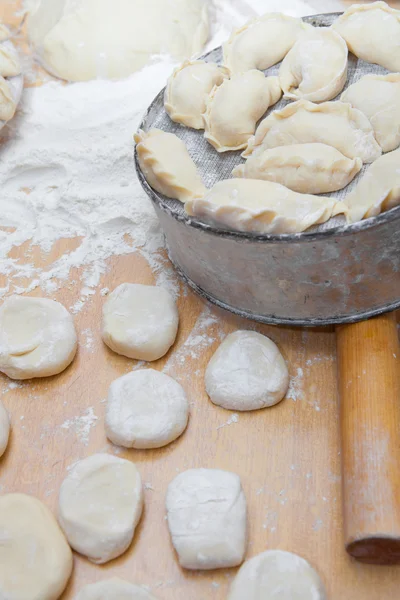 Uncooked dumplings on the table — Stock Photo, Image