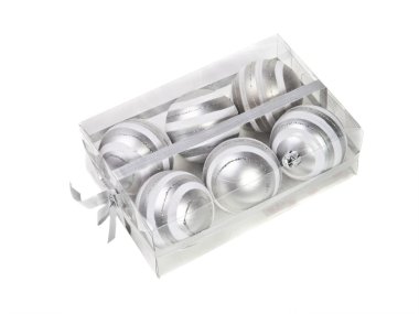 beyaz zemin üzerinde plastik bir kutu içinde Noel oyuncaklar