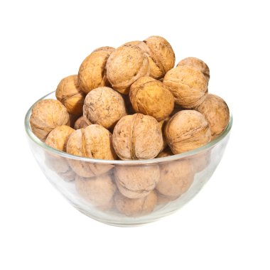 beyaz zemin üzerinde bir cam tabakta ceviz