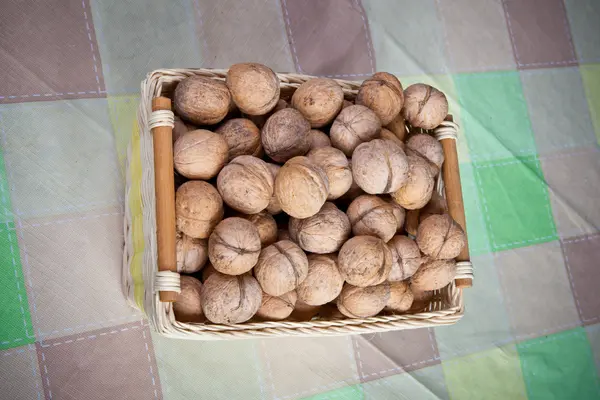 Nueces en una canasta de mimbre —  Fotos de Stock