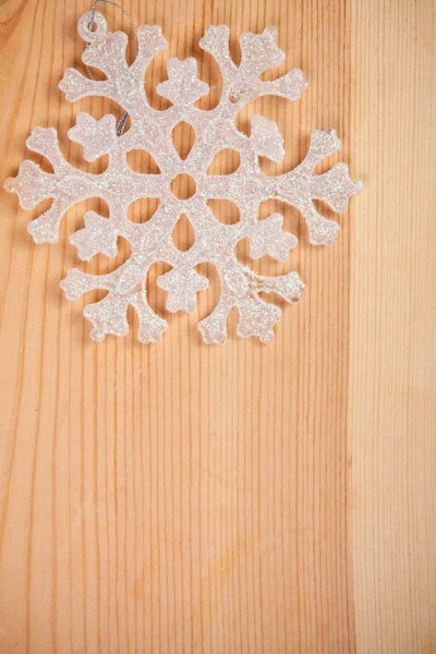 Fiocco di neve su uno sfondo di legno — Foto Stock