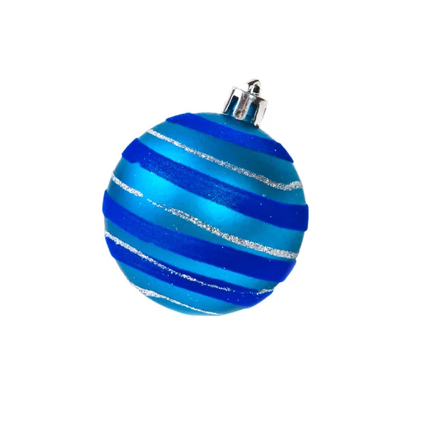 Bola de Natal azul em um fundo branco — Fotografia de Stock