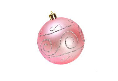 Beyaz bir arka plan üzerinde pembe Noel topu