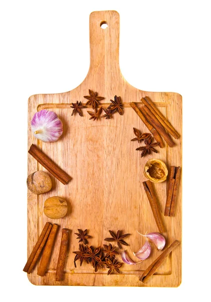 Kryddor på en trä skärbräda på vit bakgrund — Stockfoto