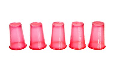 beyaz zemin üzerine kırmızı plastik bardak